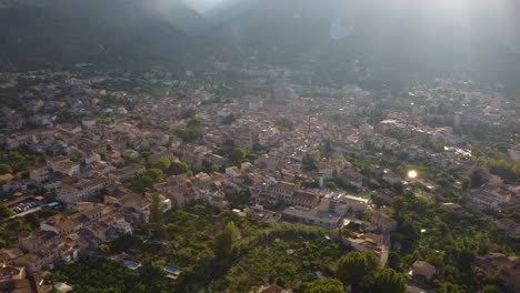 Toma-De-Arco-De-4k-De-La-Ciudad-De-Sóller-Tomada-Con-Un-Dron