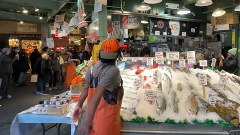 Pescadería-Entreteniendo-A-La-Multitud-Con-El-Famoso-Lanzamiento-De-Pescado-En-El-Mercado-Pike-Place-En-Seattle