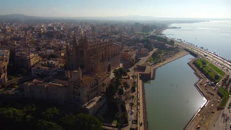 4K-arc-shot-of-the-Catedral-Basílica-de-Santa-María-de-Mallorca