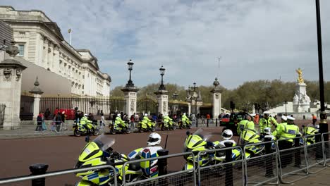 4-De-Mayo-De-2023:-Fila-De-Motocicletas-De-Oficiales-De-La-Policía-Metropolitana-Estacionadas-Frente-Al-Palacio-De-Buckingham-En-Preparación-Para-La-Ceremonia-De-Coronación-Del-Rey-Carlos