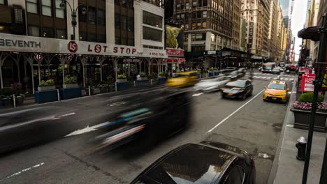 Timelapse-Y-Motionlapse-Desde-7th-Ave,-Nueva-York,-Movimiento-De-Personas-Y-Vehículos-En-El-Centro-De-Una-Ciudad-Icónica