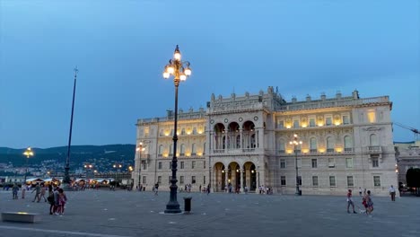 Timelapse-En-Movimiento-De-La-Concurrida-Unidad-De-La-Plaza-De-Italia-En-Trieste-Durante-El-Crepúsculo