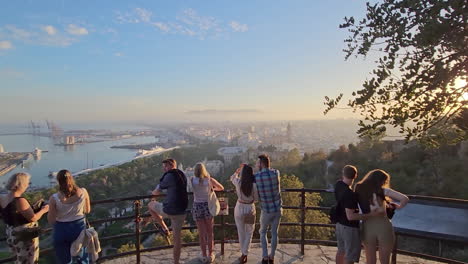 Plano-General-De-Turistas-Viendo-La-Puesta-De-Sol-En-El-Castillo-De-Gibralfaro,-España.