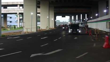 View-of-the-traffic-conditions-in-front-of-Hassanudin-airport-in-Makassar-City,-South-Sulawesi