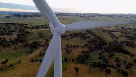 Turbina-Eólica-De-Cerca,-Girando-Con-El-Viento