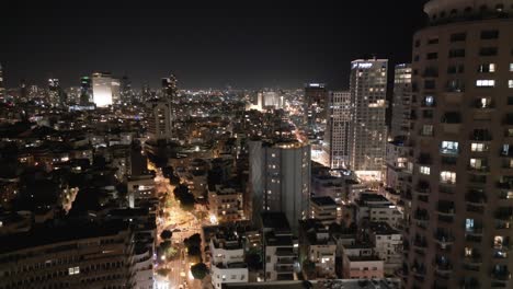 Luz-Nocturna,-Paisaje-Urbano,-Vista-Panorámica-De-La-Azotea-De-Tel-aviv-Con-Costa-Del-Mar