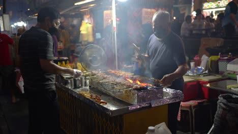 Vendedores-De-Satay-Avivando-Las-Llamas-Del-Satay-En-Lau-Pa-Sat-Singapur