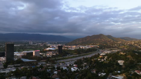 Disparo-De-Un-Dron-Volando-Hacia-La-Ciudad-Universal,-Atardecer-De-Mal-Humor-En-Los-Ángeles,-EE.UU.