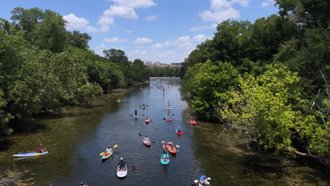 Grupos-De-Kayakistas-Y-Practicantes-De-Remo-Viajan-Por-El-Lago-Lady-Bird-En-Austin,-Texas