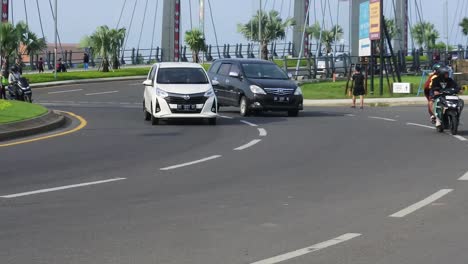 Una-Vista-De-Las-Condiciones-Del-Tráfico-Frente-A-La-Mezquita-De-La-Cúpula-99,-En-La-Ciudad-De-Makassar,-Sulawesi-Del-Sur.