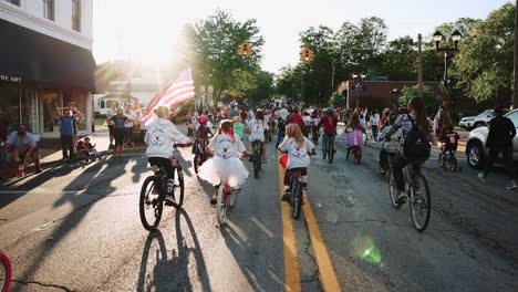 Kinder-Und-Kinder-Auf-Fahrrädern-Bei-Der-Parade-Am-4.-Juli