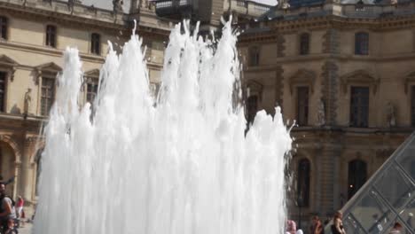 Fuente-De-Agua-En-El-Patio-Principal-Del-Museo-Del-Louvre-En-París,-Francia