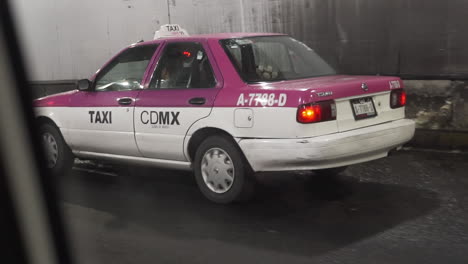 Vista-Desde-La-Ventana-Del-Vehículo-De-Un-Típico-Taxi-Rosa-Mexicano-Conduciendo-A-Través-Del-Túnel