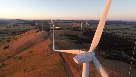 Sanfte-Bewegung-Auf-Der-Windkraftanlage,-Die-In-Der-Morgensonne-Leuchtet