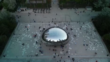 Descenso-Aéreo-De-Turistas-En-La-Escultura-Cloud-Gate-De-Chicago