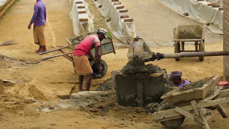 Arbeiter-Graben-Mit-Bloßen-Händen-Schlamm-Und-Lehm-Aus-Und-Werfen-Ihn-In-Schubkarren-In-Einer-Ziegelfabrik-In-Bangladesch