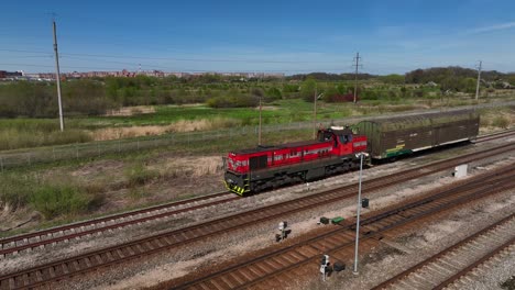 Vista-Aérea-La-Locomotora-Con-El-Vagón-Adjunto-Está-Parada-En-La-Vía