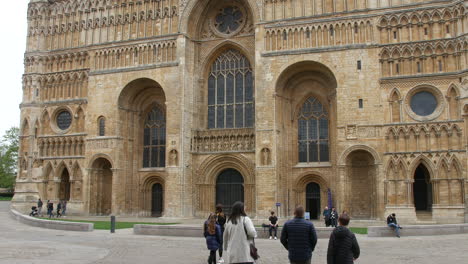 Entrada-A-La-Catedral-De-Lincoln-Con-Turistas-Estableciendo-Un-Disparo