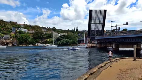 El-Puente-Spit-Que-Cruza-El-Puerto-Central-De-Sydney-Cuenta-Con-Un-Tramo-De-Elevación-Basculante-Para-Permitir-El-Tráfico-De-Barcos-En-Horarios-Programados.