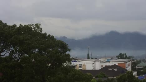 Vista-Del-Impresionante-Paisaje-Y-Casas-Por-La-Mañana,-Sukabumi,-Java-Occidental,-Indonesia