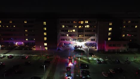 Camiones-De-Bomberos-Desplegados-Por-La-Noche-En-El-Hospital-Cívico-De-Brampton-En-Canadá-Debido-A-Un-Incidente-De-Incendio-Menor