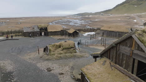 Drohnenaufnahme-Eines-Wikingerdorfes,-Holzgebäuden-Und-Touristen-In-Einem-Verlassenen-Filmset