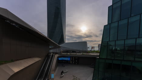 Citylife-Es-Un-Distrito-Comercial-Situado-Cerca-Del-Antiguo-Centro-De-La-Ciudad-De-Milán,-El-Complejo-También-Se-Conoce-Como-Las-Tres-Torres.