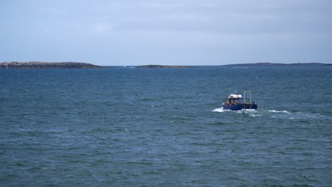 Eine-Kleine-Passagierfähre-Transportiert-Touristen-Und-Einheimische-Vom-Hafen-Von-Seahouses-Zu-Den-Farne-Inseln-In-Der-Nordsee-Vor-Der-Küste-Von-Northumberland