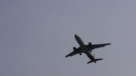 Avión-Batik-Durante-El-Despegue