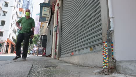 Se-Ve-A-Un-Hombre-Parado-Frente-A-La-Entrada-De-Un-Edificio-Decorado-Con-Coloridos-Ladrillos-De-Lego.