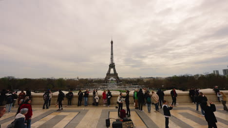 Vista-Del-Paisaje-Urbano-De-Turistas-Mirando-La-Famosa-Tour-Eiffel,-En-París,-Francia,-Al-Atardecer.