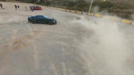 Un-Dron-De-Carreras-FPV-Rodea-Un-Mustang-Haciendo-Increíbles-Acrobacias-En-La-Tierra.