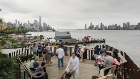 Timelapse-Y-Motionlapse-Desde-Little-Island,-Nueva-York,-Vista-Desde-La-Plataforma-De-Observación-Con-El-Movimiento-De-La-Gente,-El-Río-Hudson-Y-Los-Rascacielos