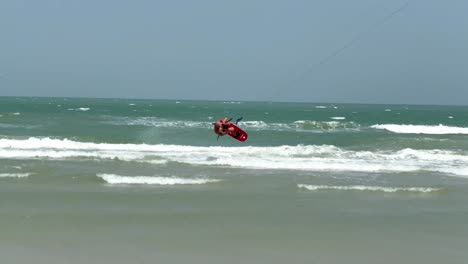 Persona-Practicando-Kitesurf-En-El-Golfo-De-Tailandia-En-Hua-Hin,-Tailandia