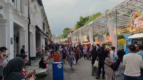 Multitud-De-Personas-Y-Puestos-De-Comida-A-La-Luz-Del-Día-En-El-Bazar-De-Ramadán-2023-A-Lo-Largo-De-La-Calle-árabe-2023