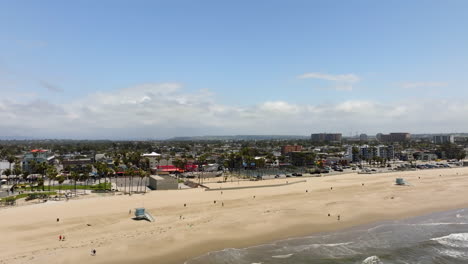 Vista-Aérea-De-La-Playa-De-Venecia,-Día-Soleado-En-Los-Ángeles,-California,-Estados-Unidos