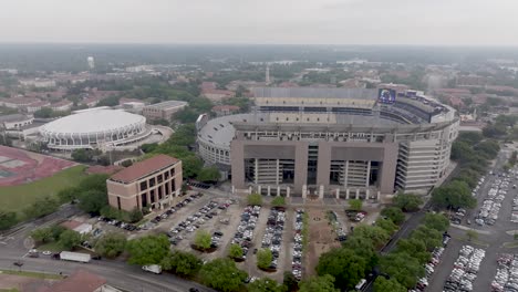 Estadio-Del-Tigre-De-La-Universidad-Estatal-De-Luisiana-En-Baton-Rouge,-Luisiana,-Con-Video-De-Drones-Moviéndose-En-Círculo-De-Derecha-A-Izquierda