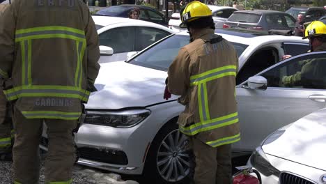 Los-Bomberos-Extinguen-El-Incendio-Del-Coche-En-Llamas.