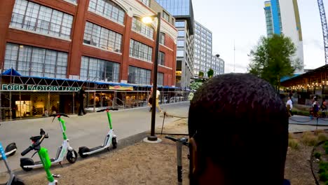 POV-De-Un-Africano-Americano-Montando-Un-Scooter-Eléctrico-Por-La-Hermosa-Zona-De-Atlanta