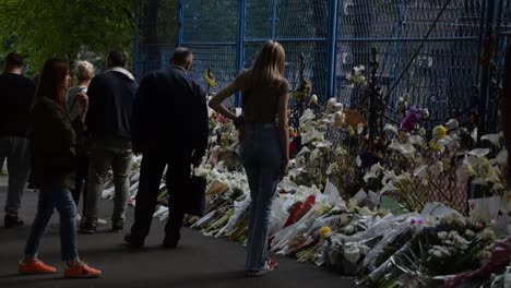 Belgrade,-Serbia:-People-paying-tribute-to-the-wall-of-flowers-after-school-shooting