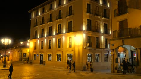 Hauptplatz-Der-Historischen-Spanischen-Stadt-Alcañiz-Mit-Touristen-In-Der-Nacht---Breit