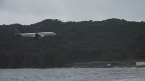 Toma-En-Cámara-Lenta-De-Un-Avión-Aterrizando-En-Las-Islas-Con-Dao-En-Vietnam.