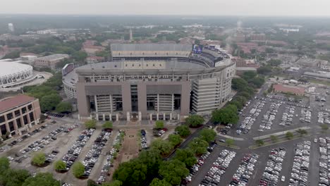 Louisiana-State-University-Tiger-Stadium-in-Baton-Rouge,-Louisiana-with-drone-video-pulling-back