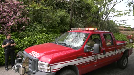 Feuerwehrleute-Treffen-Ein,-Um-Opfer-Zu-Retten