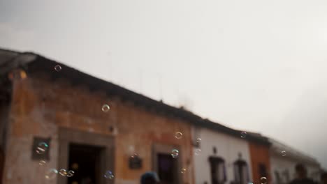 Burbujas-De-Una-Pistola-De-Juguete-Flotando-En-El-Viento.