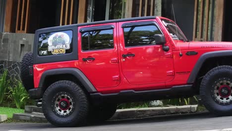 Jeep-Rojo-Rubicon-Estacionado-En-El-Patio-Del-Hotel-Cerca-De-La-Playa-Pelabuhan-Ratu,-Sukabumi,-Java-Occidental