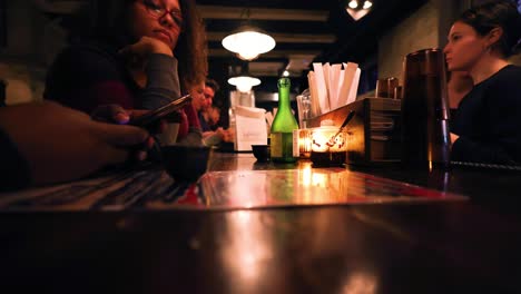 Chicago,-Illinois,-USA,-2.-April-2023:-Hyperlapse-Eines-Schwarzen-Paares-Beim-Abendessen-In-Einer-Dunklen-Japanischen-Ramen-Bar