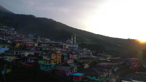 Vista-Aérea-De-Nepal-Van-Java-En-La-Ladera-De-La-Montaña-Sumergida-Por-La-Mañana-Cuando-Sale-El-Sol