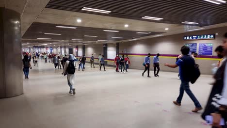 Pasajeros-Caminando-En-La-Estación-De-Metro-Para-Tomar-El-Tren-Del-Metro-Por-La-Mañana-El-Video-Fue-Tomado-En-La-Estación-De-Metro-Hauz-Khas-Nueva-Delhi-India-El-10-De-Abril-De-2022