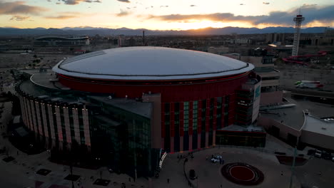 Media-órbita-Aérea-Alrededor-Del-Estadio-De-Béisbol-En-Denver,-Vívido-Cielo-Al-Atardecer.